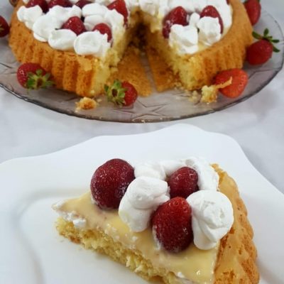 Erdbeerkuchen mit Vanillecreme und Sahne
