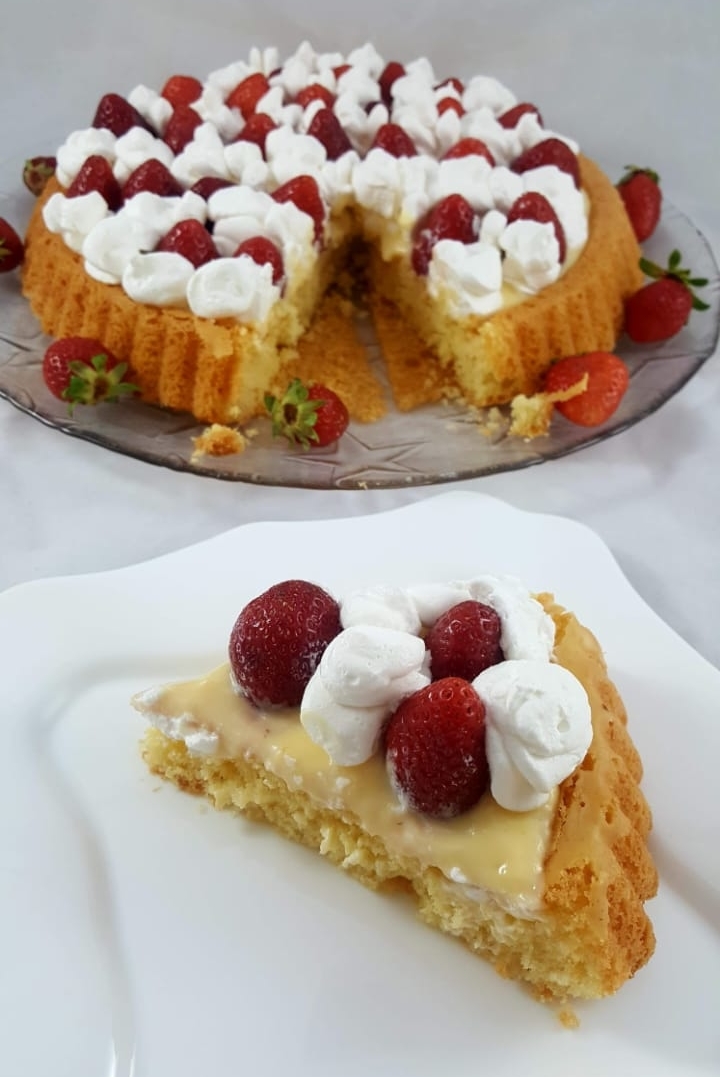 Erdbeerkuchen mit Vanillecreme und Sahne