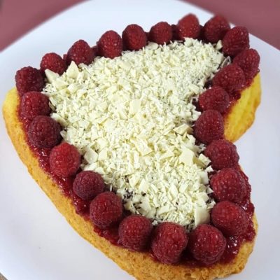 Kuchen mit Himbeermarmelade und weißer Schokolade