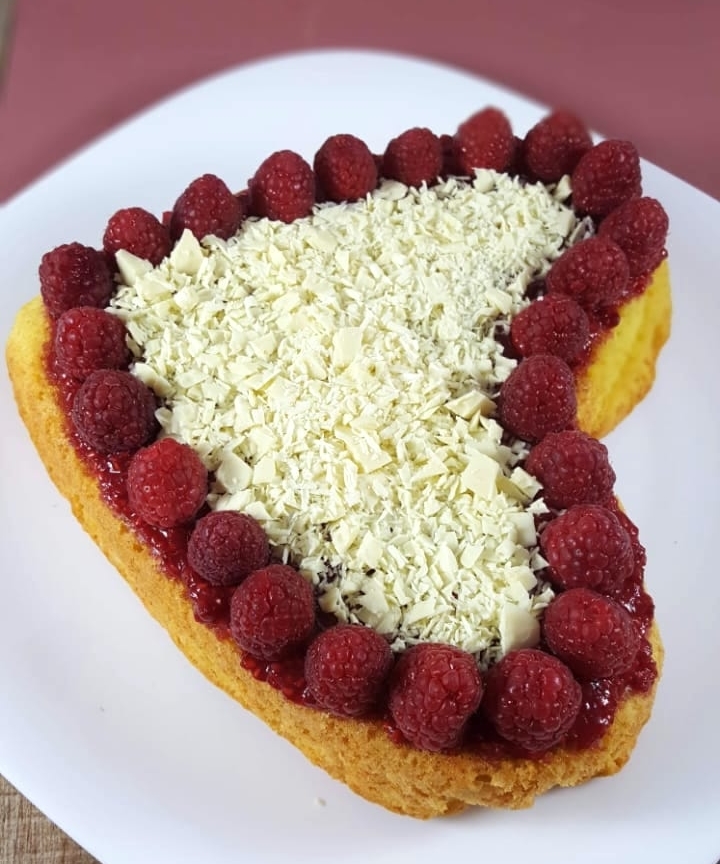 Kuchen mit Himbeermarmelade und weißer Schokolade