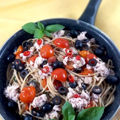 Vollkornnudeln mit Kirschtomate, Oliven und Thunfisch