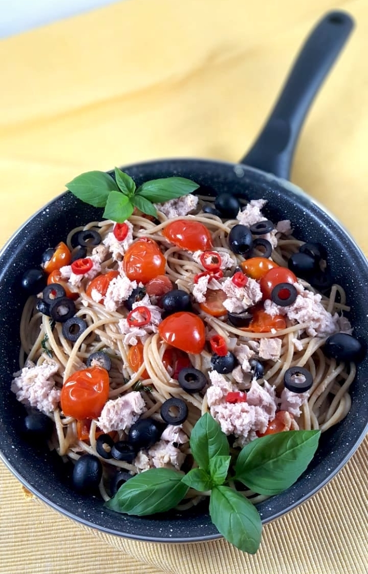 Vollkornnudeln mit Kirschtomate, Oliven und Thunfisch
