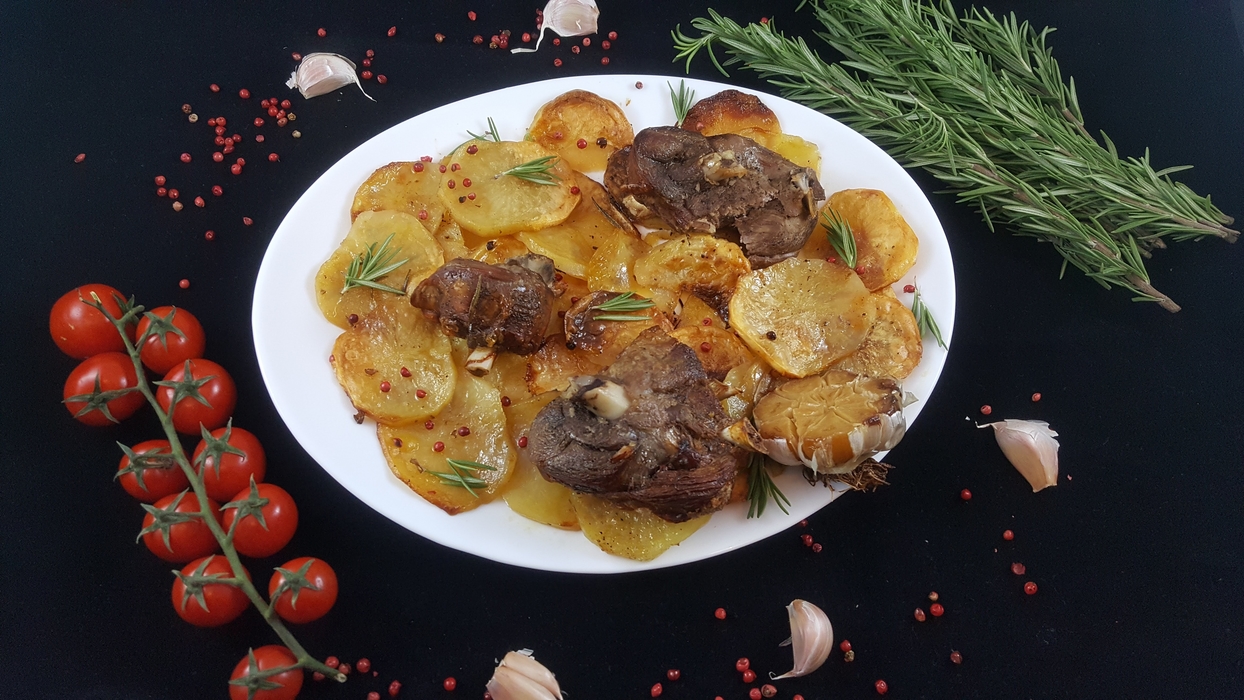 Gebratene Lammschulter mit Kartoffeln