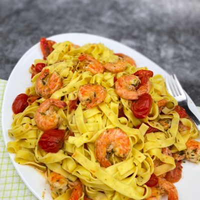 Nudeln mit Garnelen und Kirschtomaten