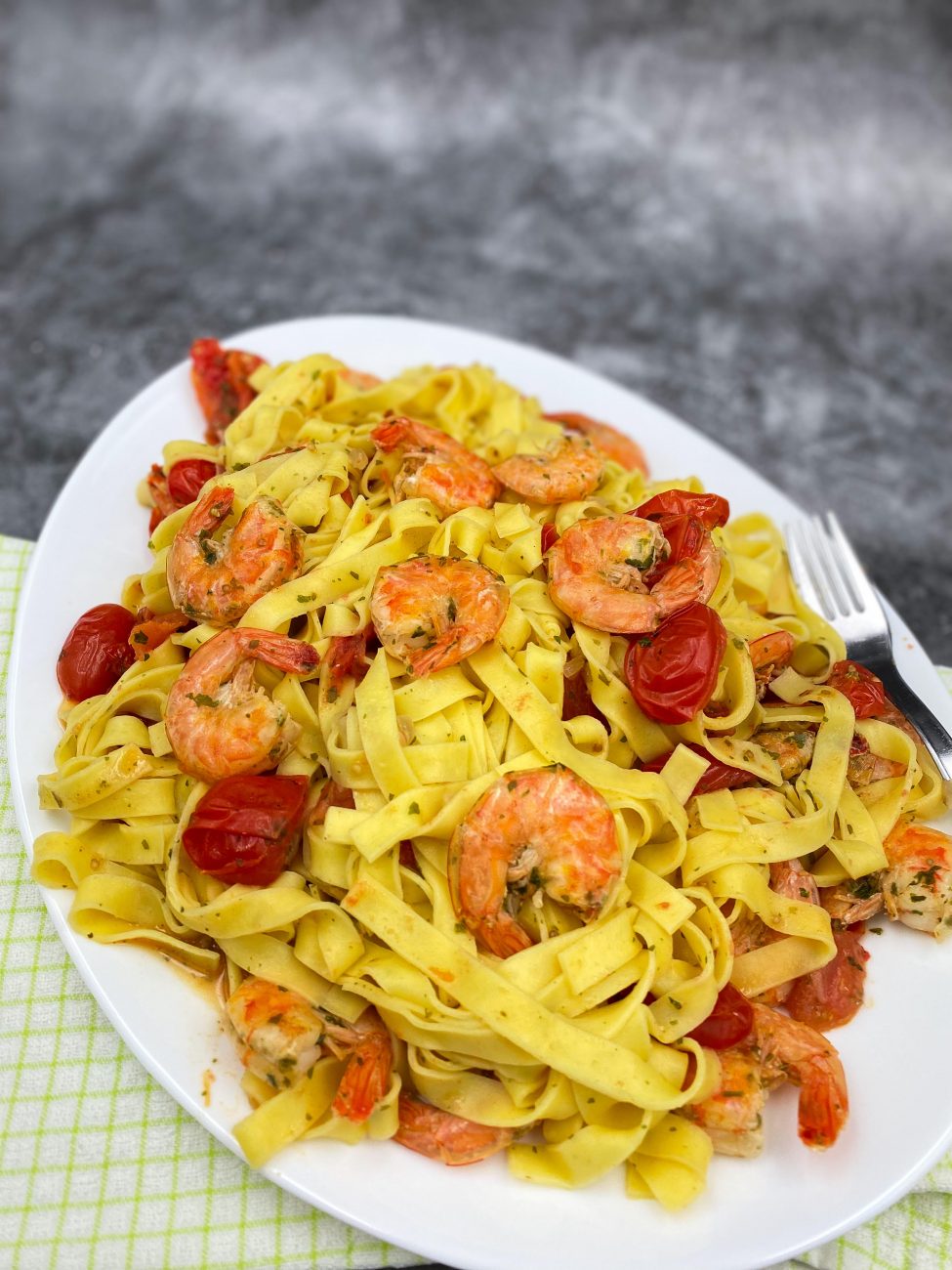 Nudeln mit Garnelen und Kirschtomaten