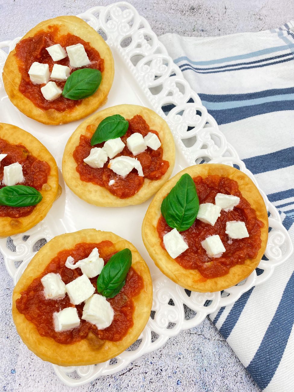 Mini-Pizzen mit Tomaten und Mozzarella