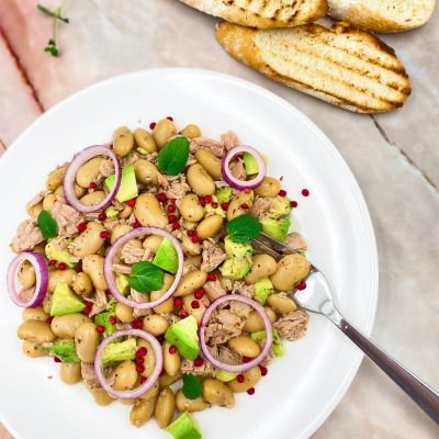 Salat mit weißen Bohnen, Thunfisch und Avocado