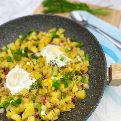 Bratkartoffel-Gericht mit Ei und Schinken