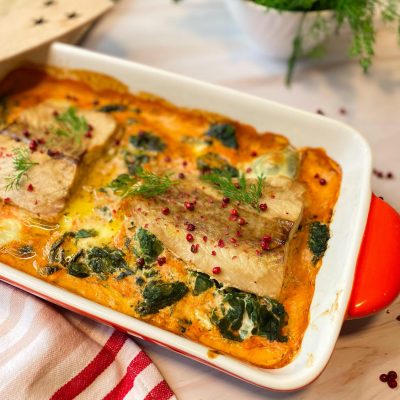 Leckerer Lachs in Sahnesoße mit Spinat und Mozzarella