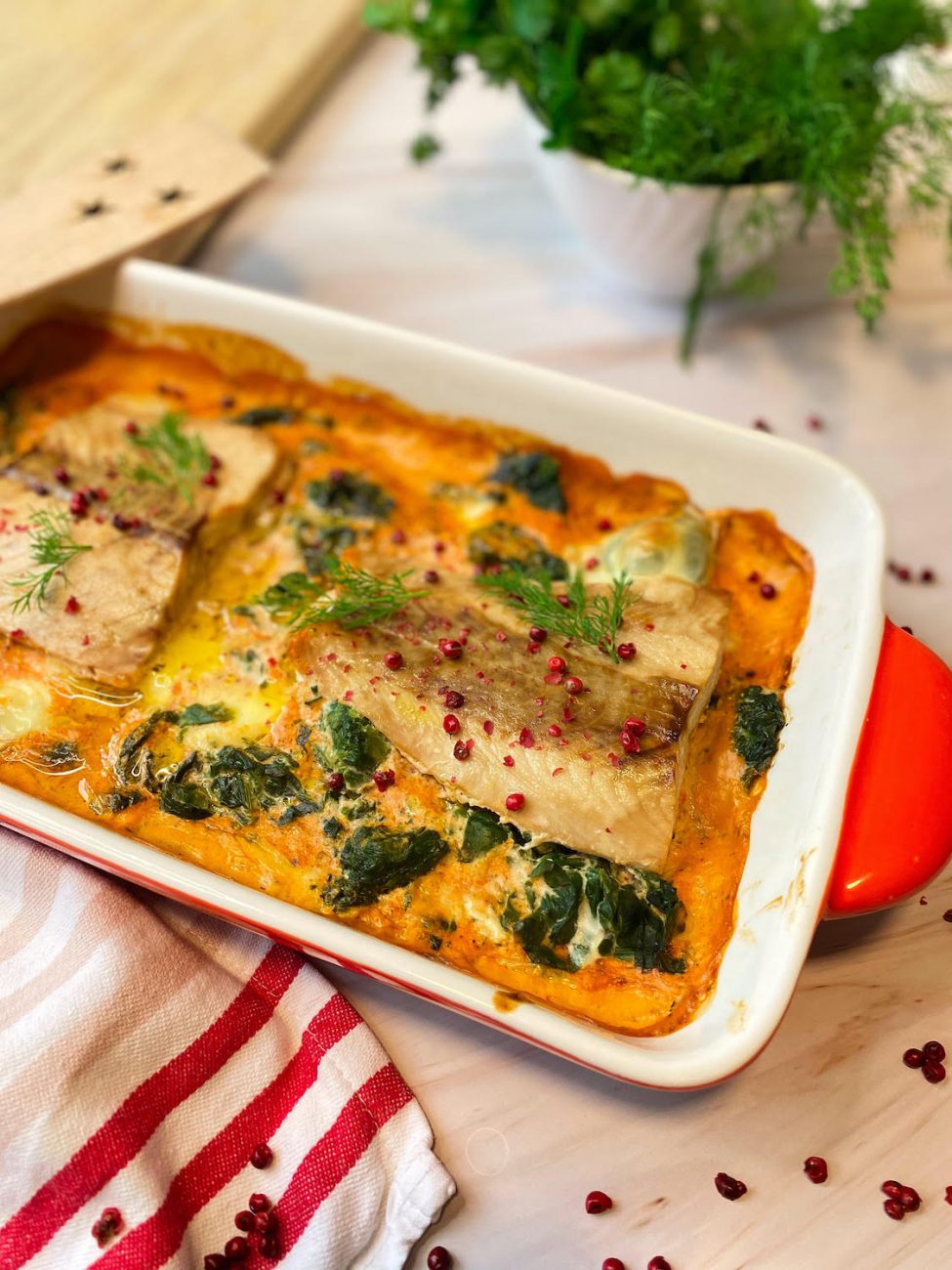 Leckerer Lachs in Sahnesoße mit Spinat und Mozzarella