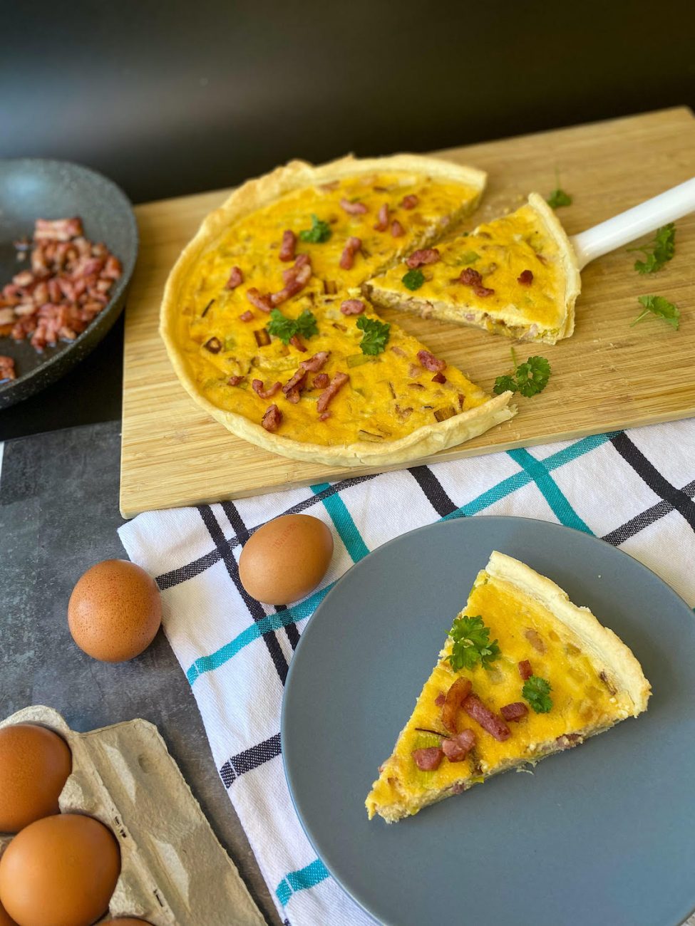 Klassische Quiche Lorraine mit Lauch und Speck