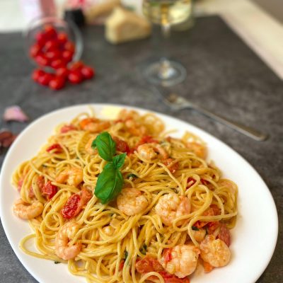 Spaghetti mit Garnelen in cremiger Sahnesoße